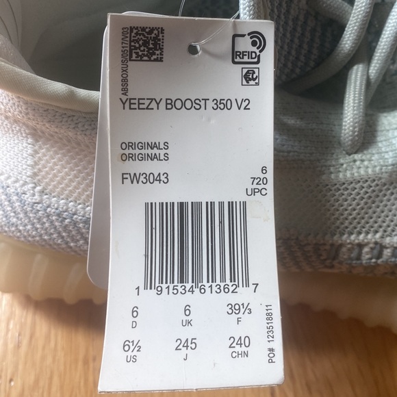 Yeezy Boost 350 V2 - Picture 2 of 10